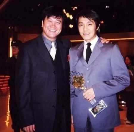 万梓良|63岁万梓良再扮大哥，头发稀少但气场犹在，用钱敲打徒弟超霸气