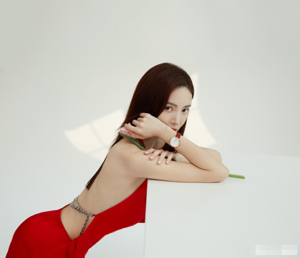 金晨|31岁金晨一改往日低调可爱，首次尝试性感热辣妩媚风格，网友：女人味十足