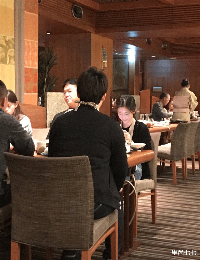 章泽天|章泽天罕见陪丈夫豪门应酬，居家打扮只顾看手机，刘强东一脸无奈