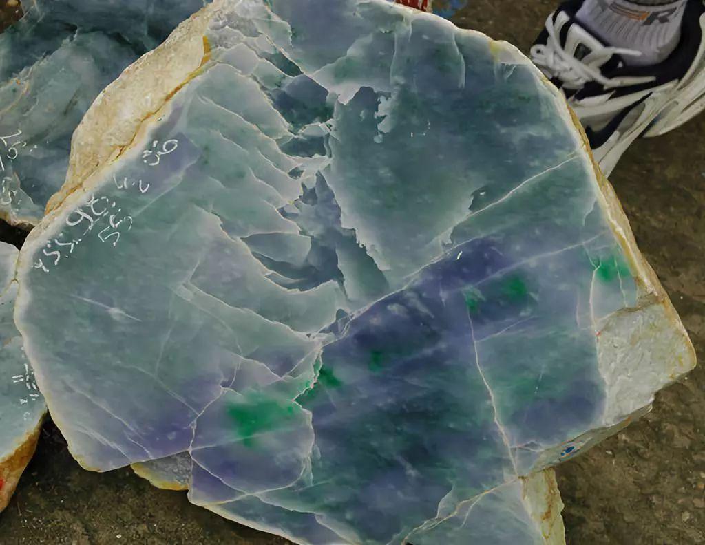 翡翠|翡翠原石中“绺”的具体描述：鸡爪绺，马尾绺，雷打绺，火烟绺等