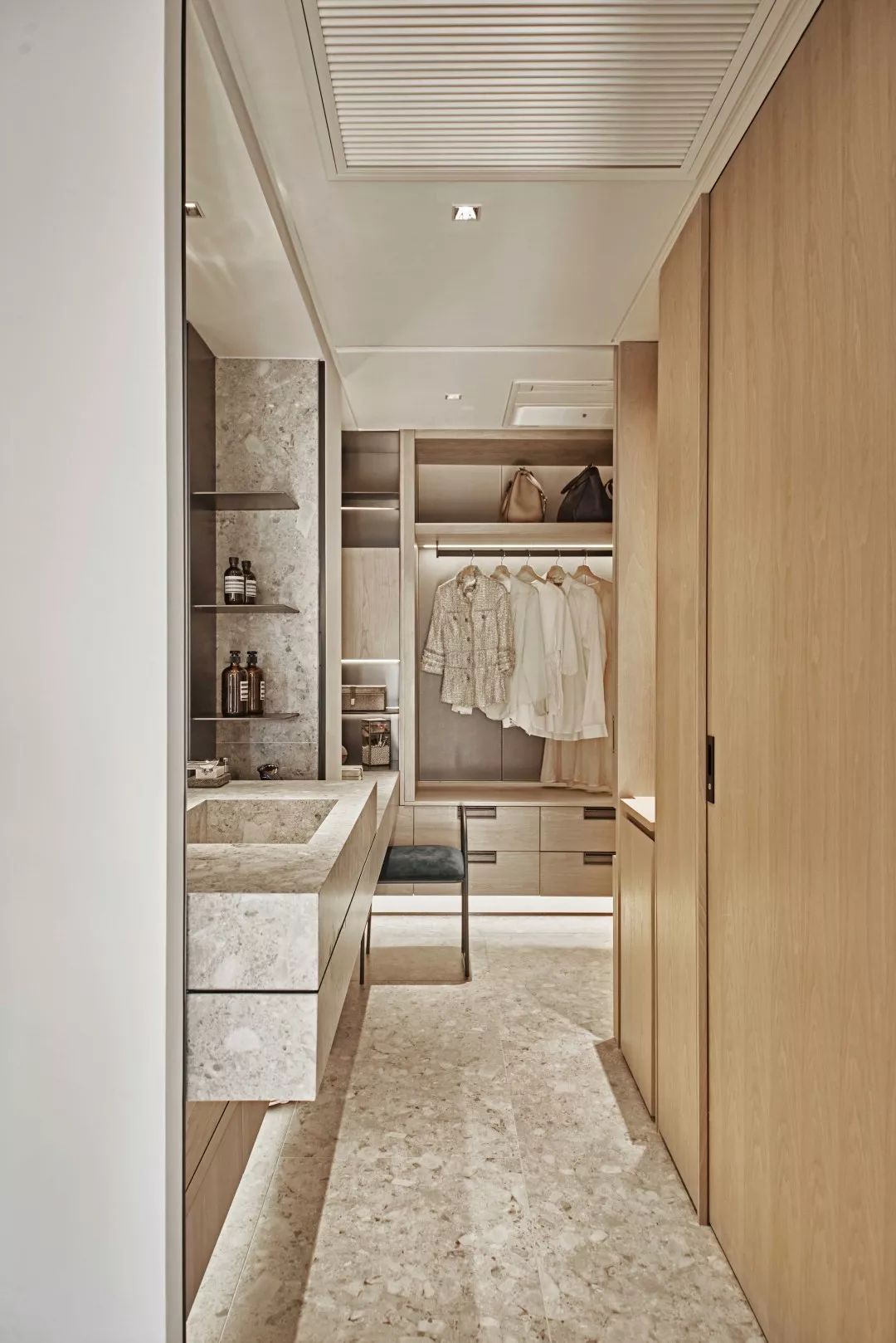 业主崩溃记，买了天价上海房，却天天没法睡，100平住得像15平