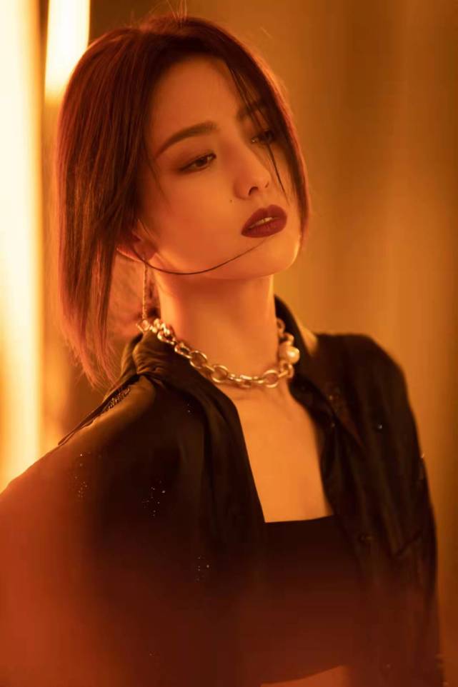 佟丽娅|佟丽娅暗黑系新造型曝光，一袭暗黑系造型又酷又飒！