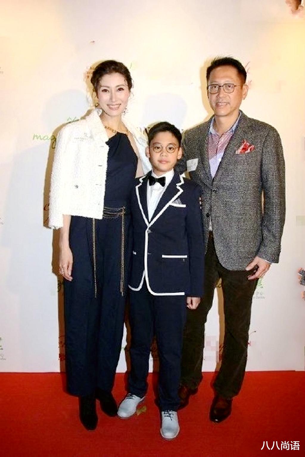 李嘉欣|李嘉欣出席综艺节目，还当上了评委，穿红色上衣搭配新发型超抢镜