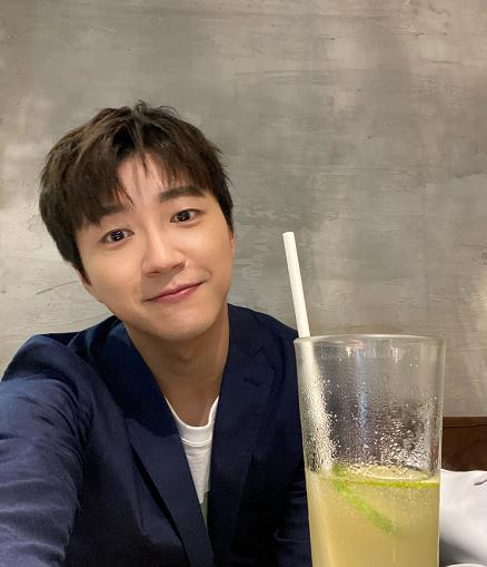 育妈计|自毁名声？江宏杰七夕节晒与美女嘟嘴合照，自称“钱杰cp”