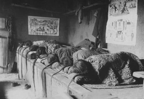 |清朝人的辫子有多不干净？英国女子：气味让人想吐，吃饭难以下咽