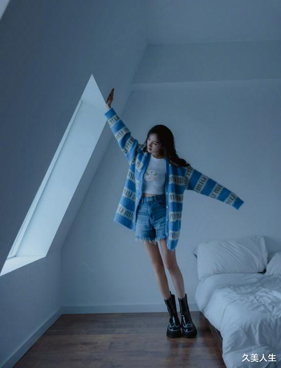 久美人生|杨幂天蓝色针织开衫搭黑色短靴俏皮可爱