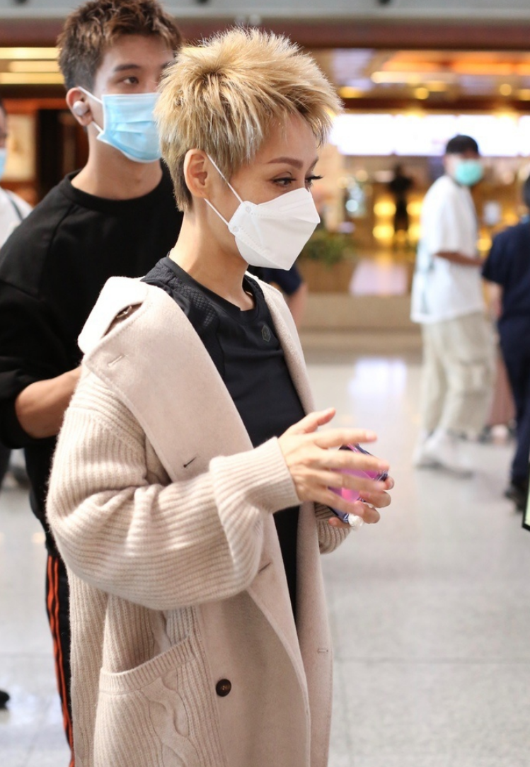 口红|宁静新造型用力过猛，豹纹外套配金发够狂野，绿色口红却有点瘆人