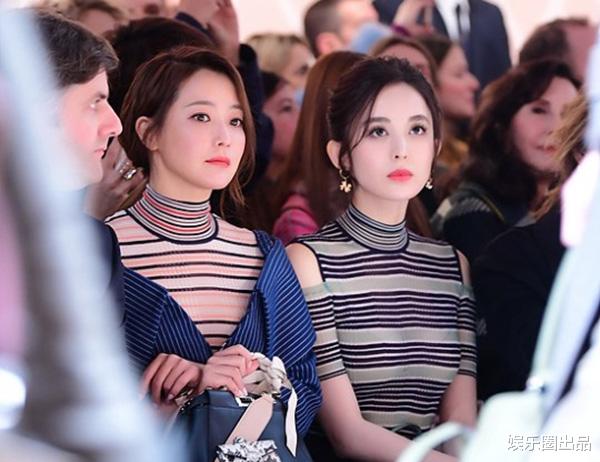 古力娜扎|古力娜扎和金喜善合影，穿同款高领条纹打底衫，宛如孪生姐妹