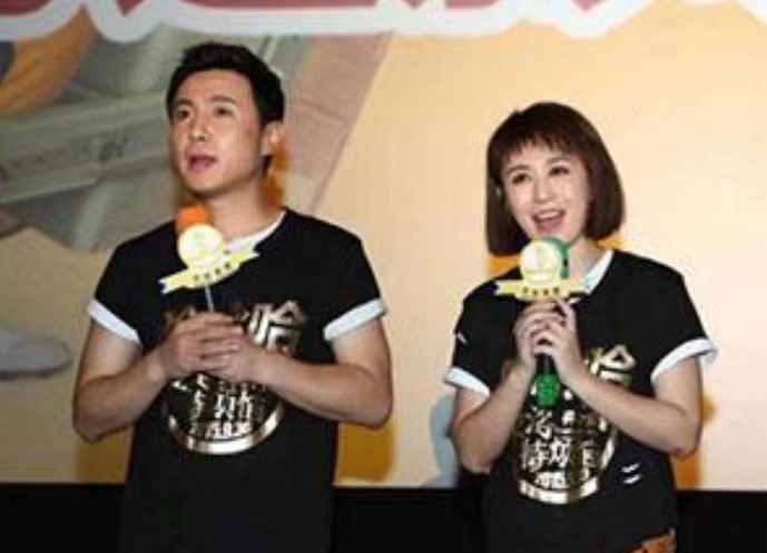 王霏霏|39岁马丽上山游玩，因怕母亲脚痛互换鞋穿，高跟鞋配蓝袜造型辣眼