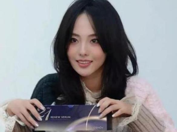 李佳琦|张嘉倪晒出自用精华液，李佳琦：使用21天后，皮肤白了好几个度
