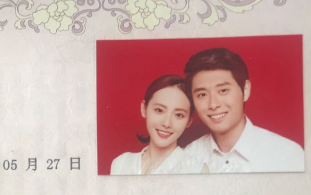 张嘉倪|张嘉倪过万圣节，大冷天穿露肩长裙，与男粉亲密合照不惧买超吃醋