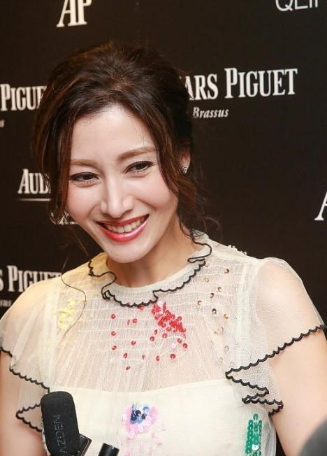 小陈有说 最美港姐李嘉欣现状，年过半百穿亮片白裙子，仍然娇俏可人