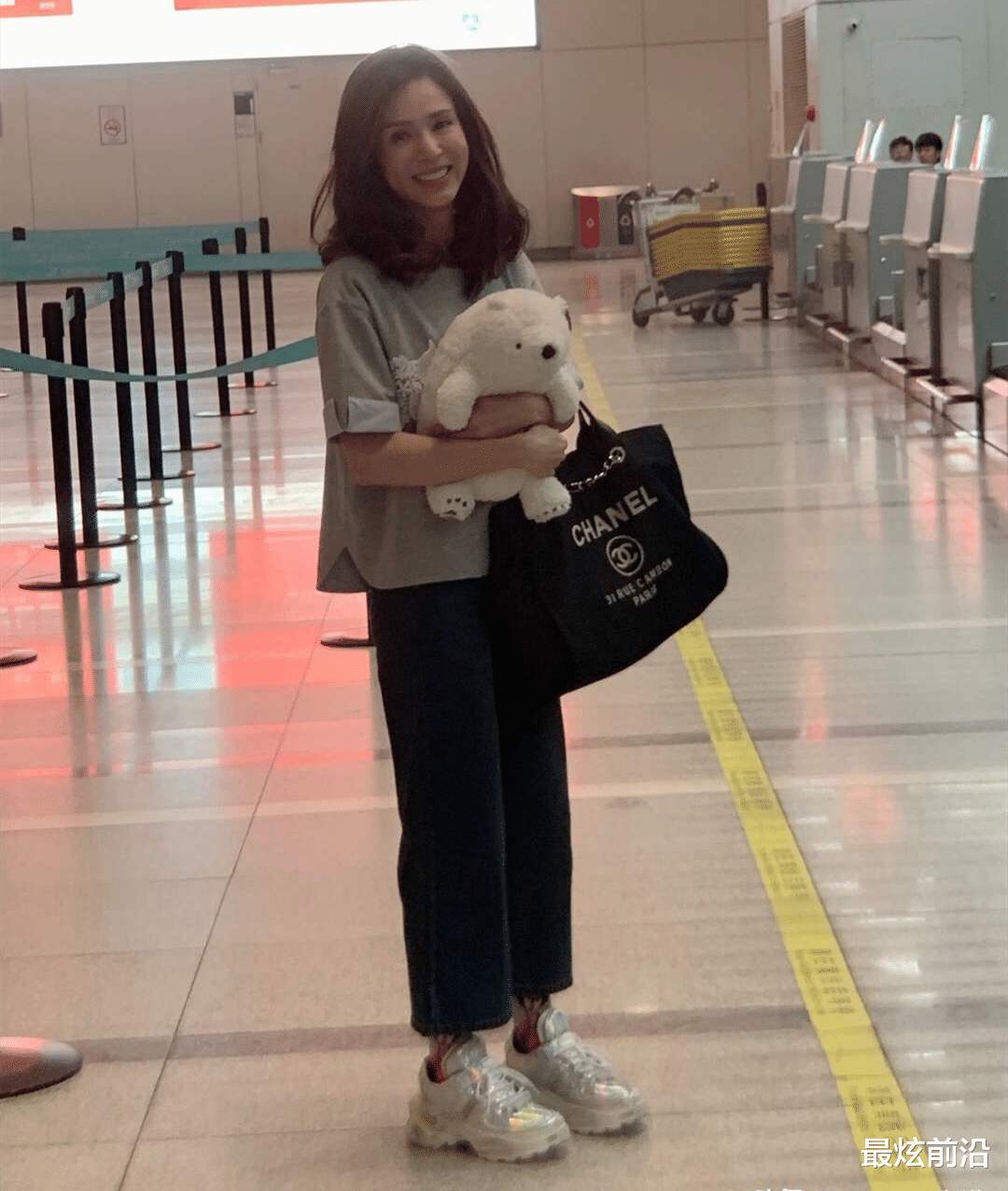 最炫前沿|55岁李若彤依旧“仙气飘飘”！一袭浴袍裙清新减龄，状态不输90后