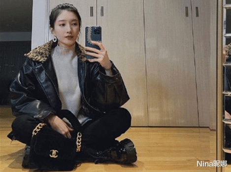 Nina昵娜|江疏影小区遛狗好惬意，穿短裤大小腿细成一条线，坐木马168腿伸不直