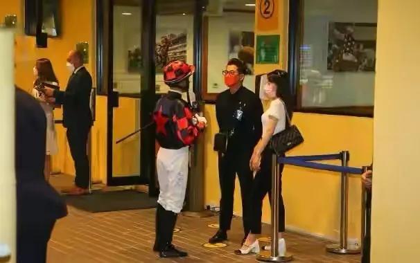 马丽|马丽携小11岁老公亮相！穿学生装强行扮嫩太违和，90后老公也发福