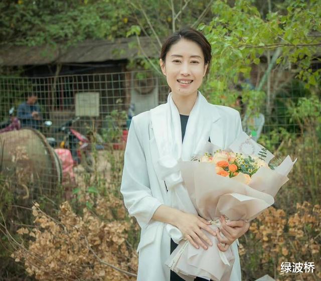 黑豹2|45岁刘敏涛晒杀青照，被王砚辉搂怀里好亲密，陈坤暴瘦腿细成竹竿