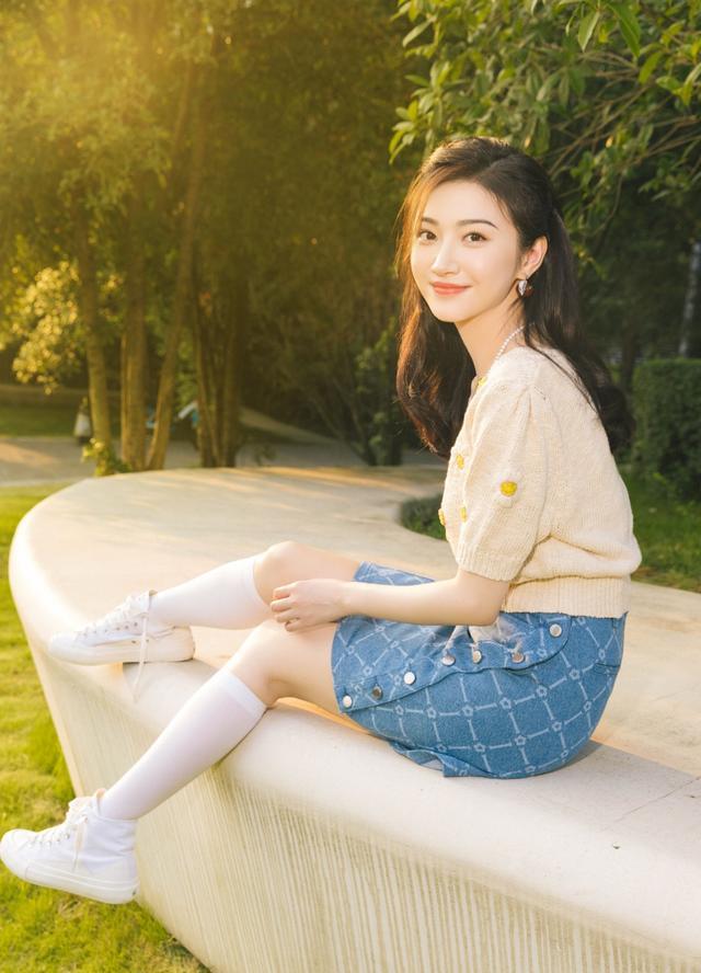 旗袍公馆|景甜真是人如其名，穿针织衫配短裙扮学生妹，惊艳不输“司藤”