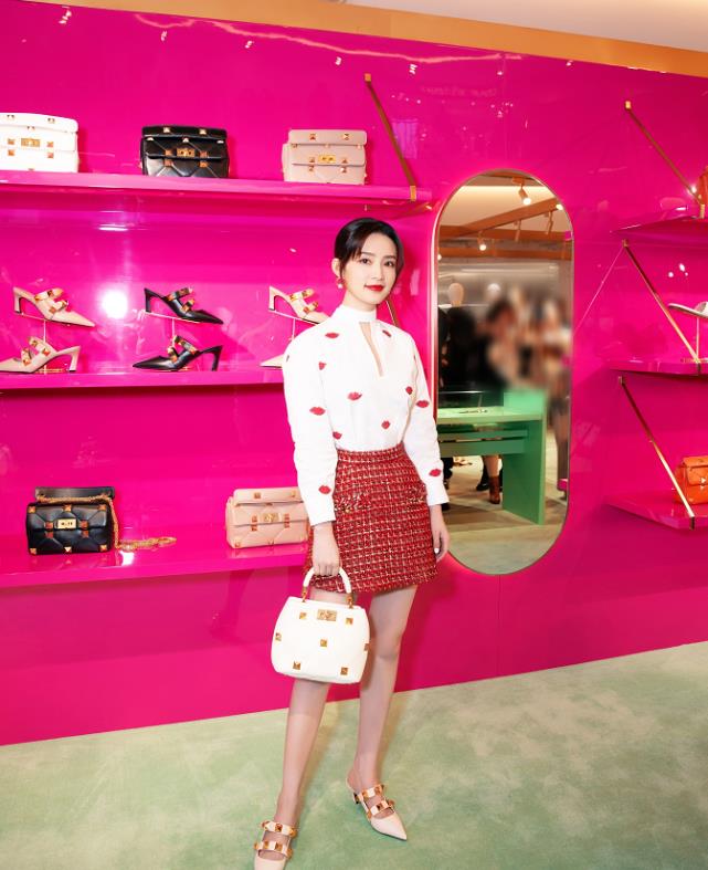 李沁|李沁活动生图超能打！穿小白裙秀出凹凸感，这身材小花里少见