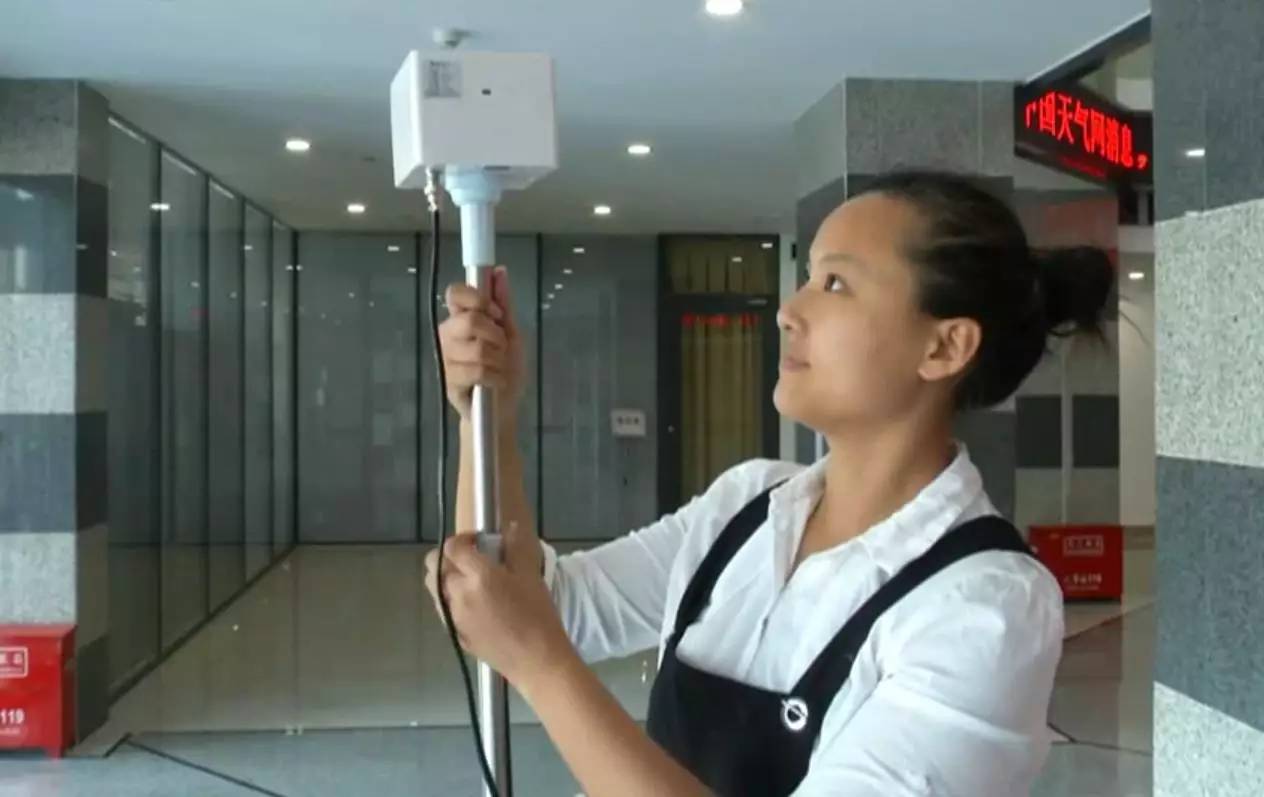 哑铃妈妈|“你孩子练琴,我孙子还睡不睡?老人敲门责难,宝妈的回击很解气