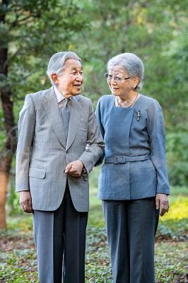 全球时尚风行 日本皇太后过87岁大寿!一身灰衣重现优雅,与丈夫漫步公园好浪漫
