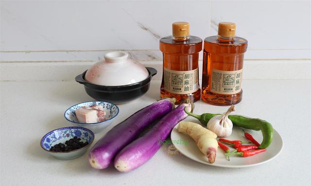 小东妈妈育儿|教你做正宗的粤菜茄子煲，软烂入味、香辣可口，搭配米饭吃太香了