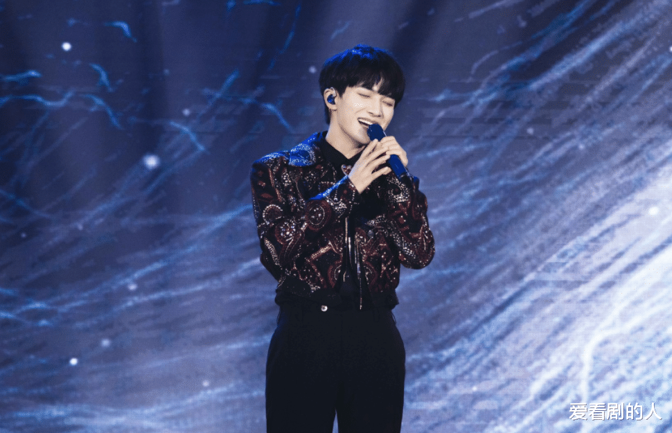 周深|“让是非与你无关”，周深《随风》三周年，一身星光，满怀温暖！