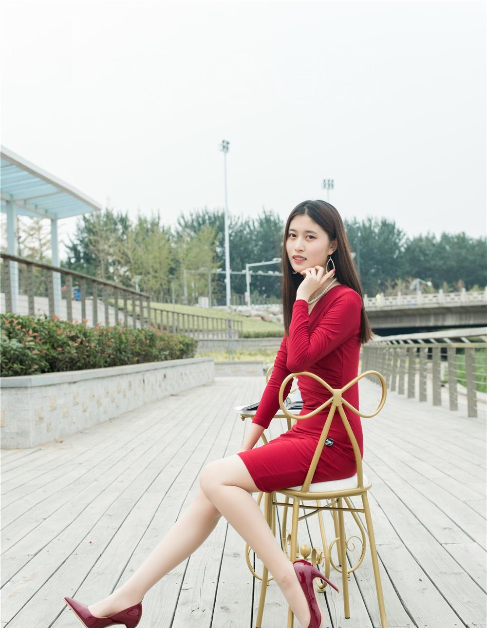 百里守刖 红色的连衣裙很是时尚吸睛,搭配一双红色高跟鞋,更是优雅范十足