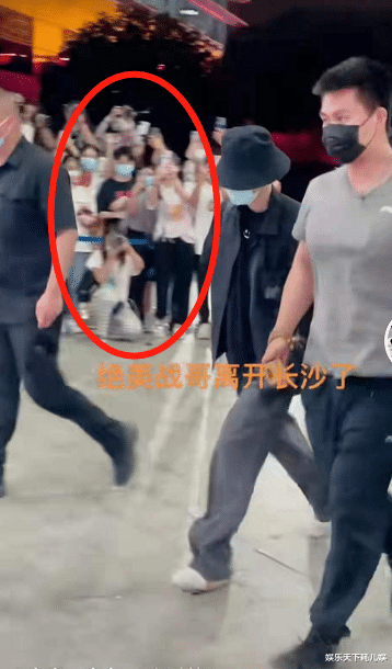 肖战|《如梦之梦》取消后肖战离开长沙，2天不换衣气质挺拔，送机粉丝超多