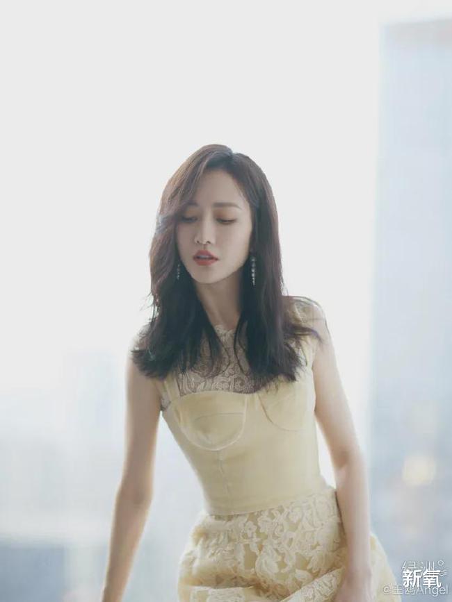 王鸥|王鸥玩性感翻车了？！内衣外穿搭配法却衬出平胸桶腰…