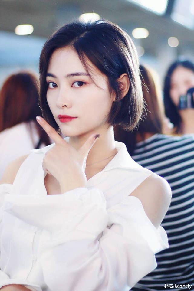 发型|这4款初秋发型在韩国爆红，内层挑染显脸小，一刀切更性感有个性