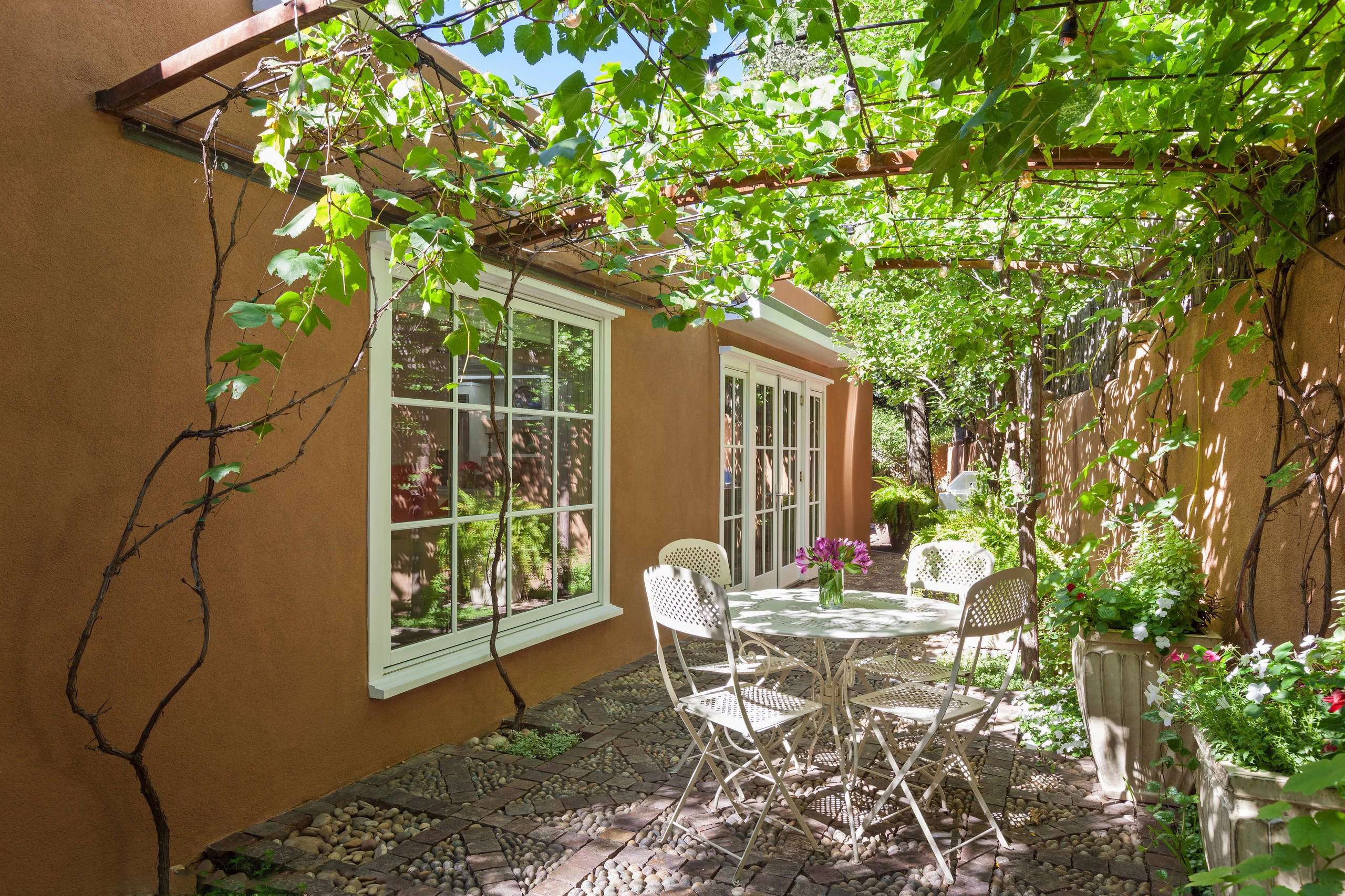 庭院中狭长的侧院这样设计,好看又实用,值得参考