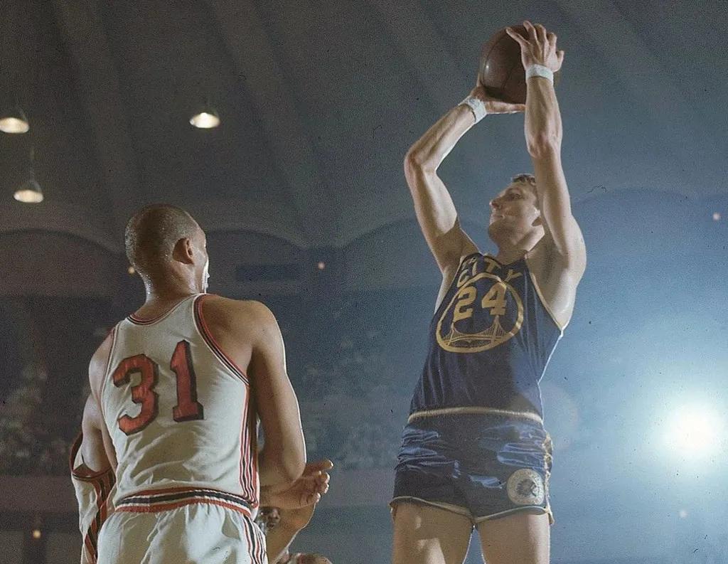 張伯倫|美媒列出了聯(lián)盟歷史上50個(gè)單月場(chǎng)均得分最高的完整列表，現(xiàn)役三人