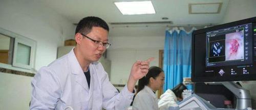 舜网 女婴刚出生，就被妈妈绑在床上一动不能动，爸爸在一旁偷偷抹泪