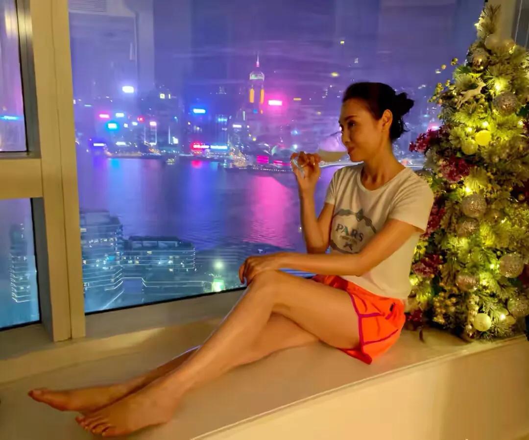 郭可盈|郭可盈和女儿为狗狗庆生，家中上亿豪宅曝光，尽收270度维港景色