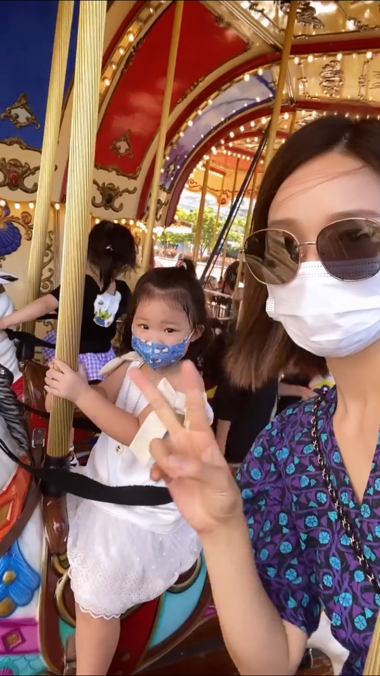 李亚男|李亚男带大女儿坐旋转木马，互动温馨有爱，和王祖蓝同台合唱超甜