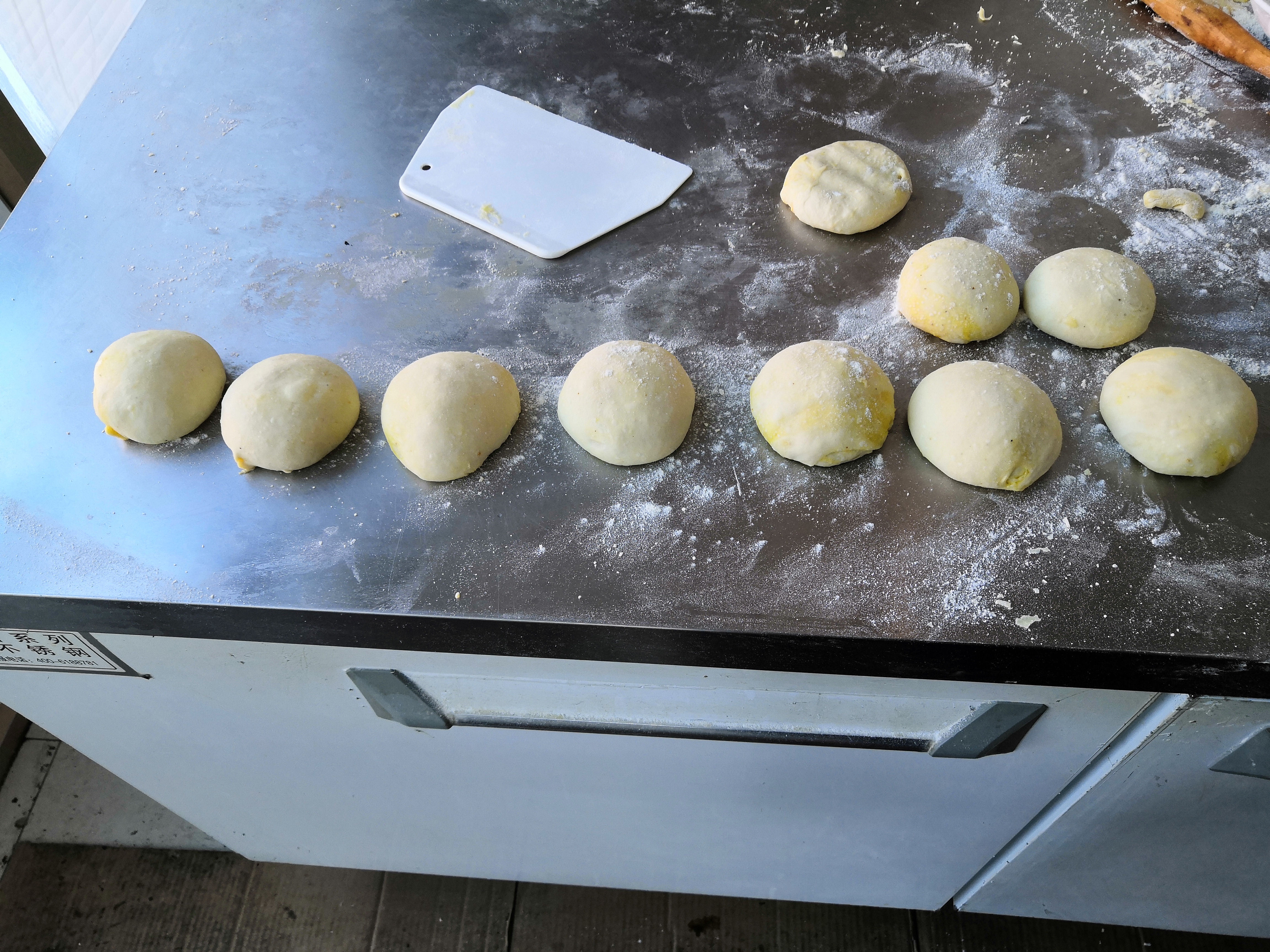 szfreeman 眺望白色煙柱扶搖直上，雪地里走著，慢慢地就白了頭