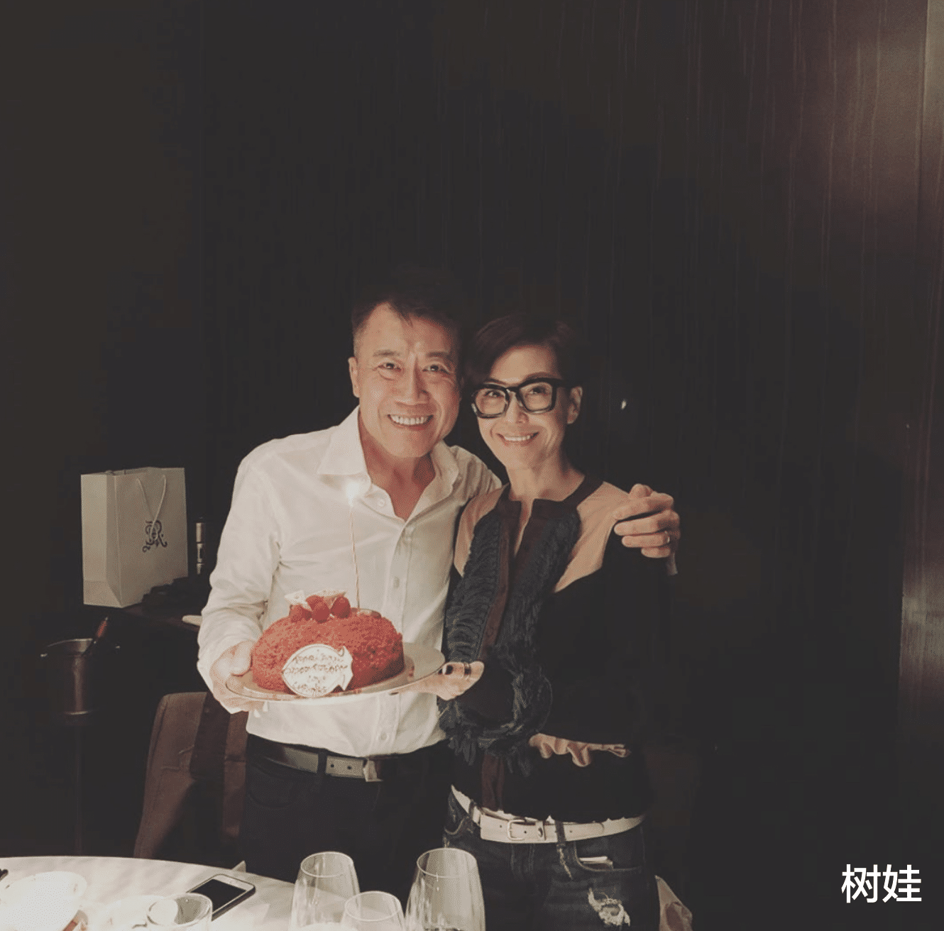 伍咏薇|伍咏薇丈夫与女友人喝下午茶，全程避嫌保持距离，曾两度婚内出轨