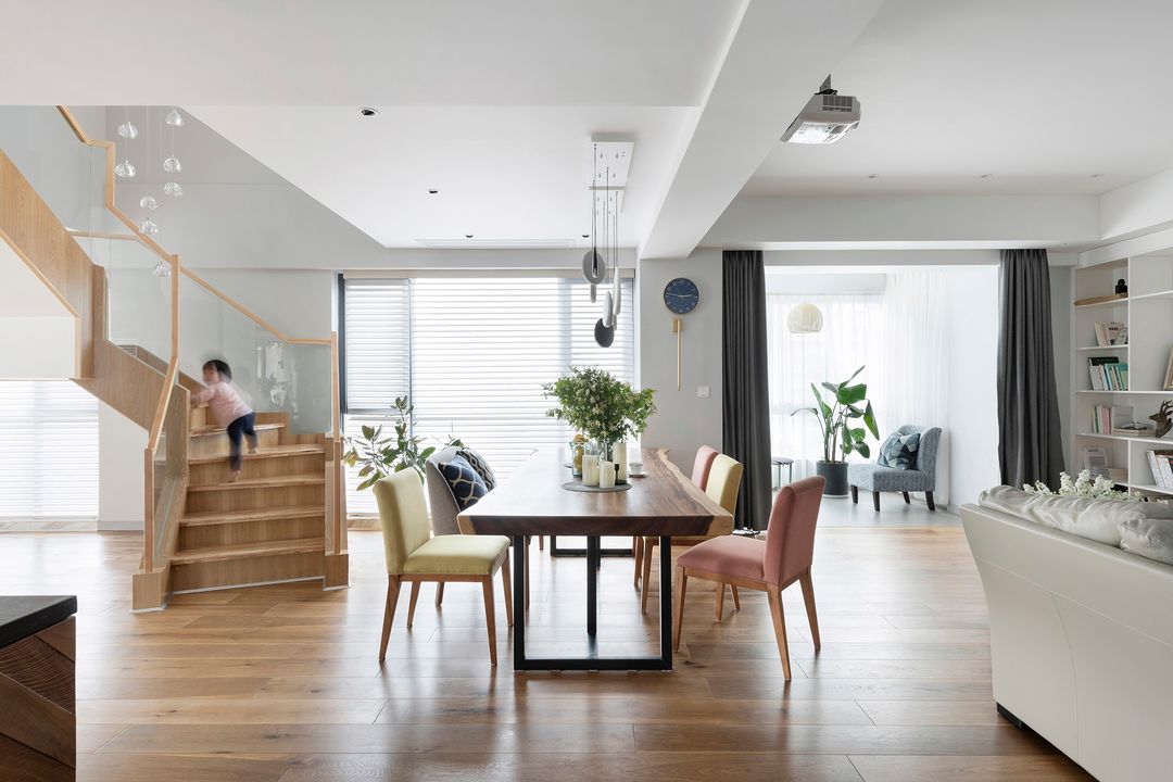 一家四口205平复式别墅,巧妙的跳色手法,大爱这木质旋转楼梯