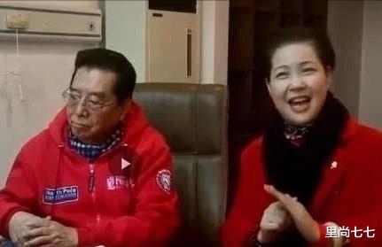 李双江|82岁李双江饭局秀歌技，打扮儒雅没白发仍精神，妻子撇嘴不捧场
