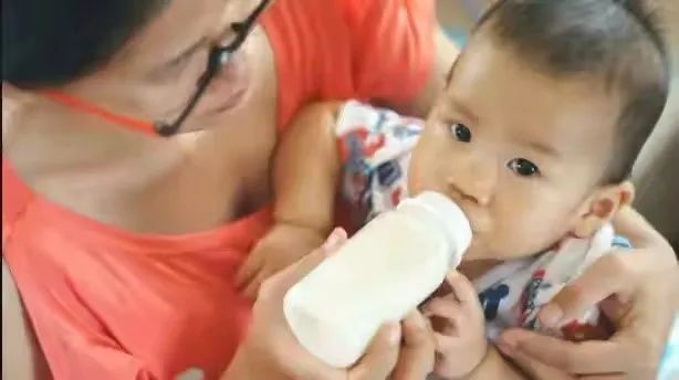 萱爸育儿经|奶粉价格愈发昂贵，家长可以用纯牛奶代替吗？别让抠门害了娃！