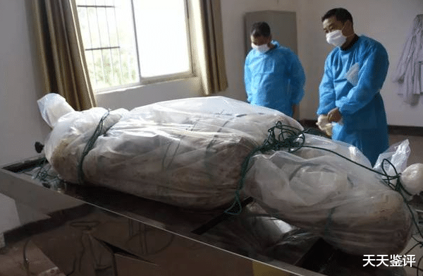 医学生|一具尸体突然睁开眼睛，光着身体在停尸房乱跑，吓坏一群医学生