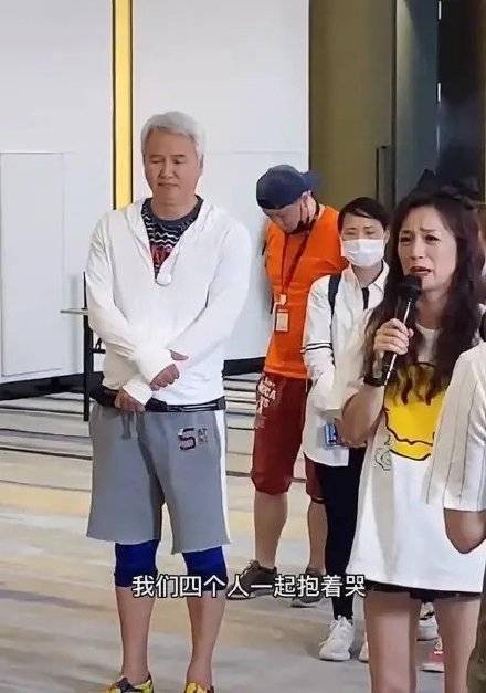 林瑞阳|61岁林瑞阳下楼梯需要人搀扶，全腿贴满膏药，一脸痛苦愁眉不展