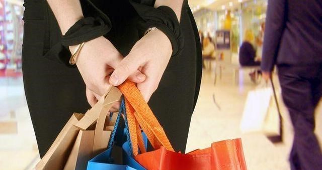 达芙妮 国产“鞋王”陨落?曾家喻户晓,今市值蒸发上百亿,关店超6000家