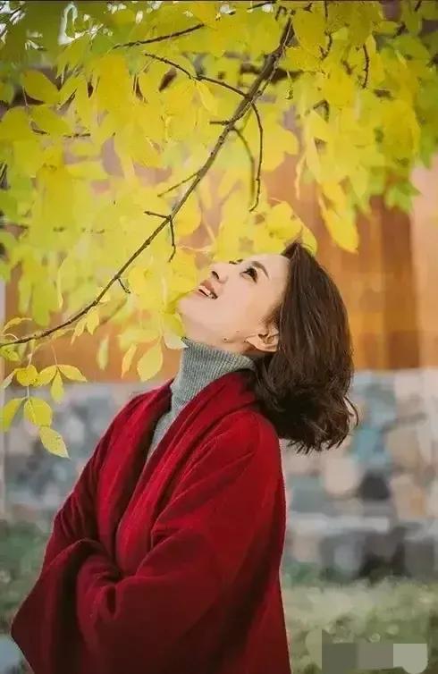 张蕾|张蕾把红大衣穿火了，网友：这个外貌哪里像四十二岁的人？