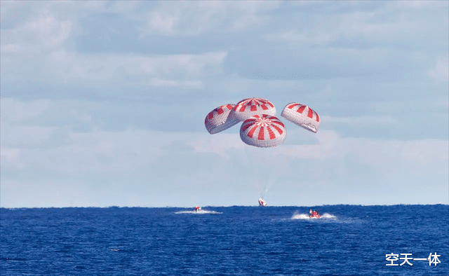 太空 龙飞船游客太空归来，4人都不是专业航天员，出舱为何不用抬起？