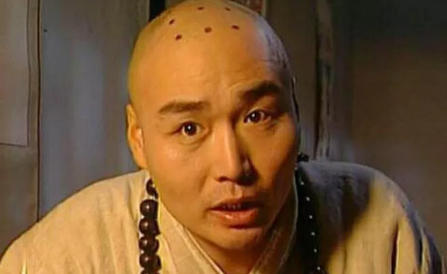 直播带货|老戏骨直播带货被嘲过气，穿和尚服卖力吆喝，全程尴尬赔笑