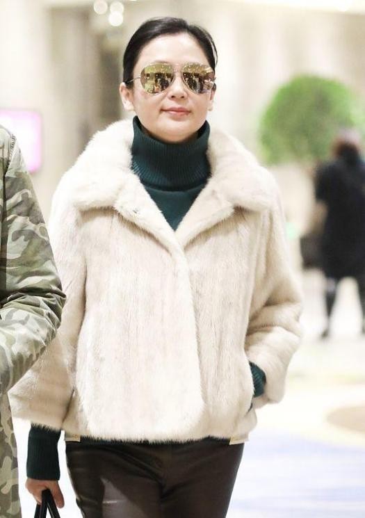 BiuVogue 陈红穿貂绒外套出门，气质太有阔太范，连陈凯歌都没她抢镜