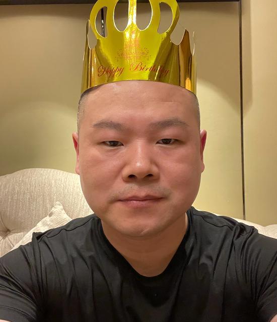 岳云鹏|岳云鹏：卡点为自己庆生，结婚十年老婆连夫妻合影都找不到显尴尬
