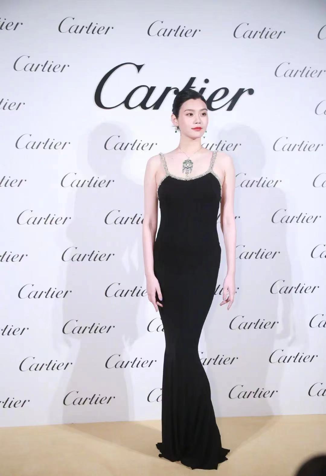 加菲猫说时尚|奚梦瑶太不让婆婆省心！挺9个月孕肚练高难度瑜伽，就差外空翻了