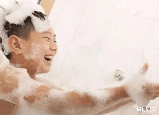 锦鲤妈咪|伏天别让宝宝这样纳凉，已有娃的脸被“吹歪”，家长避开3个误区